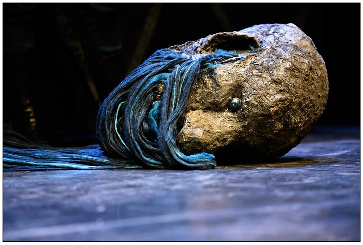photo d'une tête de marionnette de Barbe Bleue posée sur la scène d'un théâtre