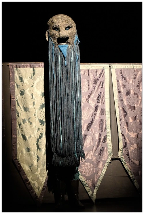 photo de spectacle grande tête de marionnette représentant Barbe Bleue avec une barbe en laine descendant jusqu'au sol